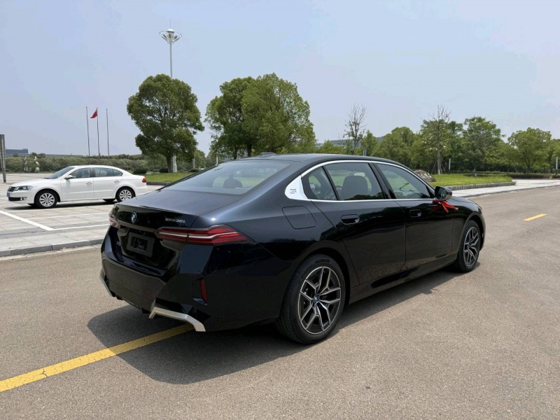 25年盐城宝马i5