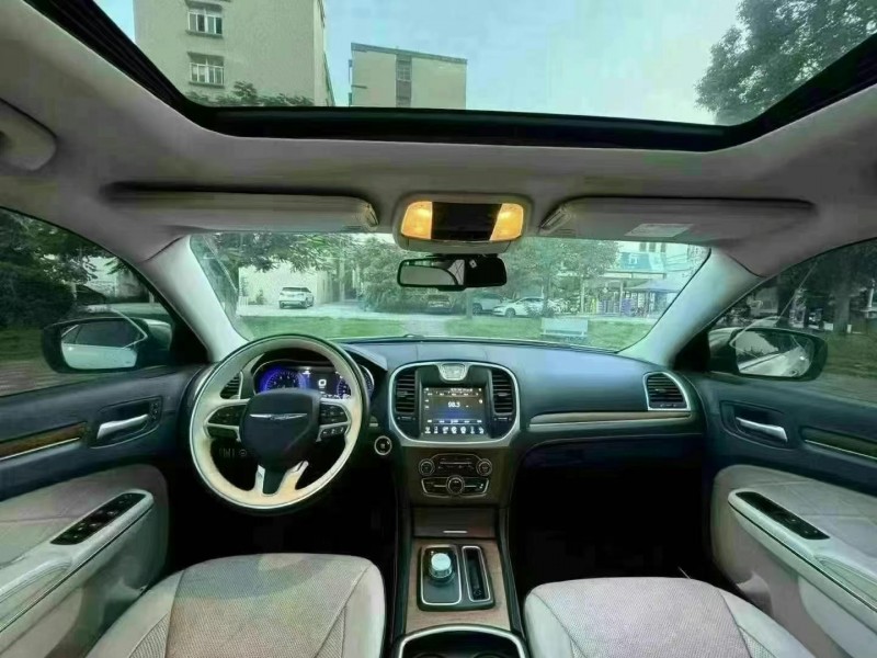 16年清远克莱斯勒300C