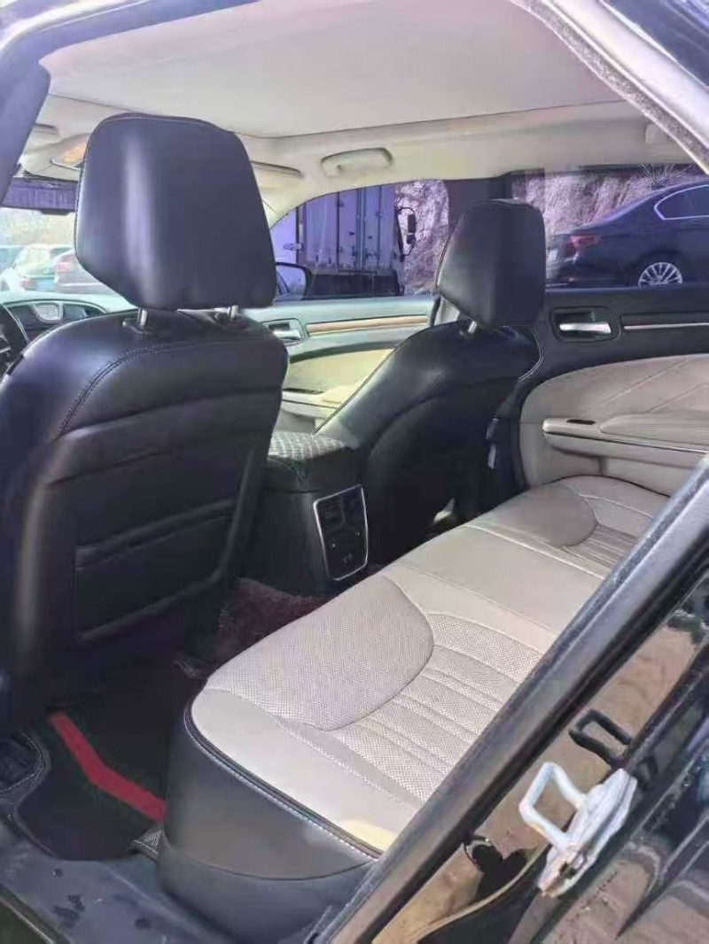 18年青岛克莱斯勒300C