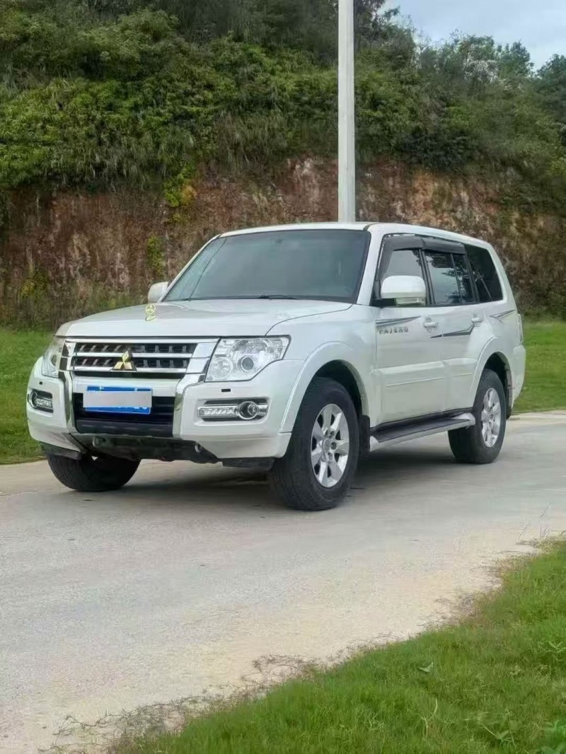 13年防城港三菱帕杰罗
