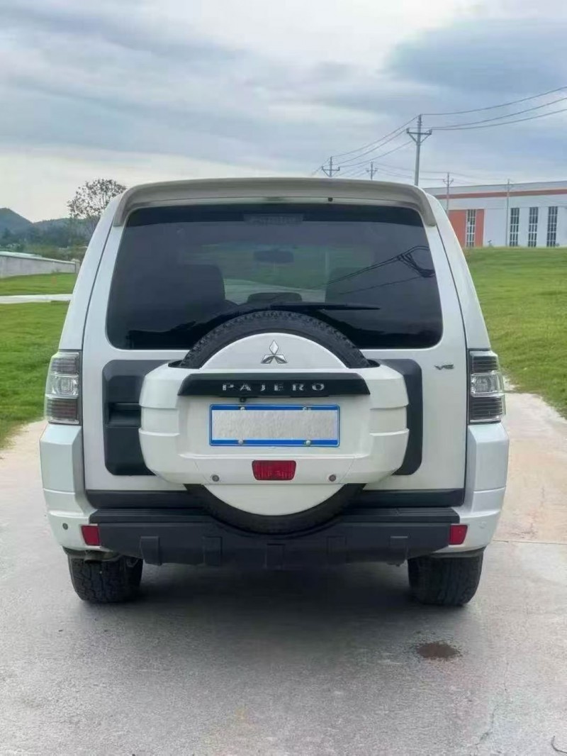 13年防城港三菱帕杰罗